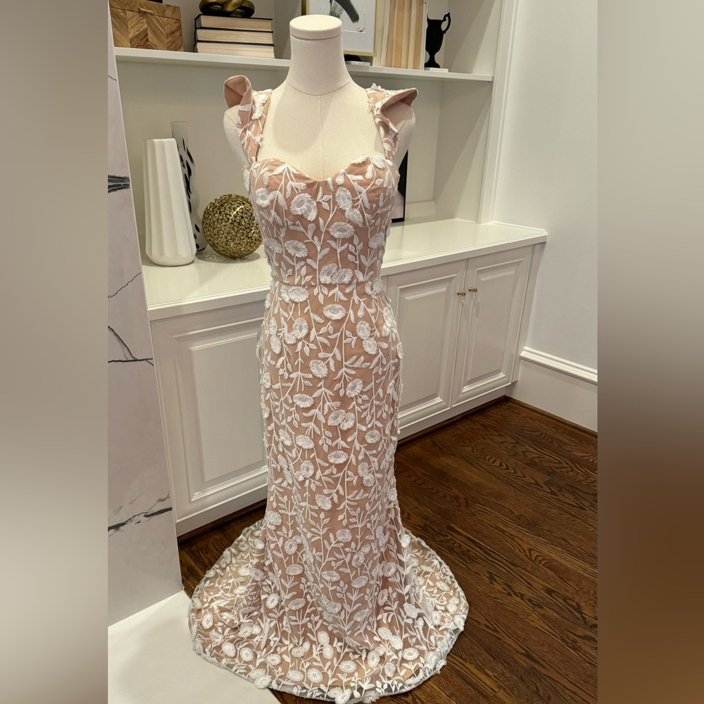 Gorgeous lace applique floor length dress with small train. Size 6 by Jarlo.